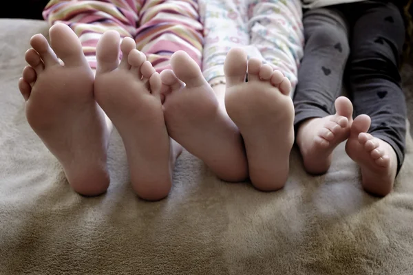 Nohy dětí v pyžamu — Stock fotografie