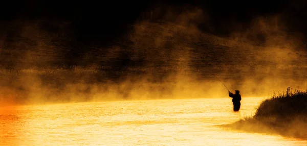 Homme Pêchant Dans Silhouette Une Rivière Lac Lever Soleil Dans — Photo