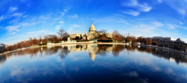 United State Capitol Building Dla Kongresu Amerykańską Flagą Płynącą Wietrze — Zdjęcie stockowe