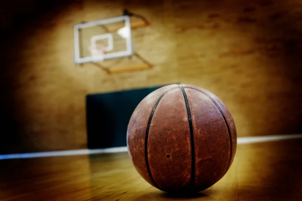 Basketball Auf Dem Boden Des Leeren Basketballfeldes Mit Dramatischem Licht — Stockfoto