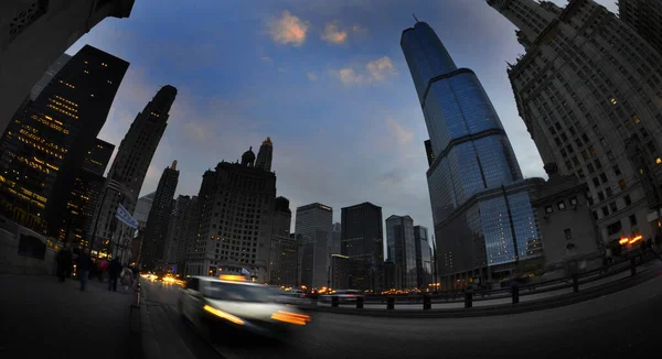 Sera Strade Notturne Buie Nella Città Chicago Con Auto Che — Foto Stock