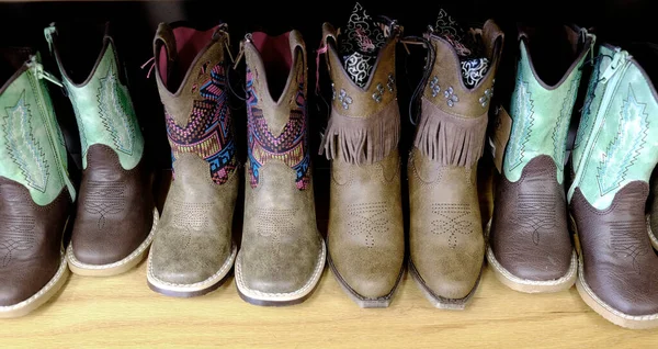 Botas Cowboy Coloridas Prateleira Para Sapatos Moda — Fotografia de Stock