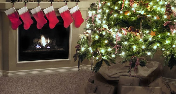 Habitación Delantera Decorada Para Navidad Con Medias Navidad Chimenea — Foto de Stock