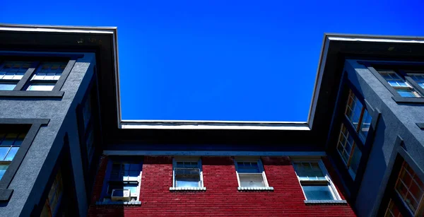 Apartment Building Flat Rental Living Space Red Brick Blue Sky — Stock Photo, Image