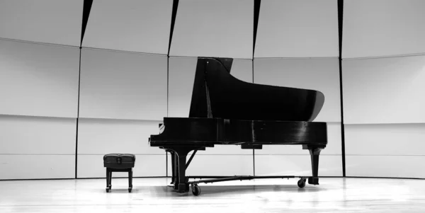 Чорно Біле Фортепіано Лавкою Концертному Стані Виконання — стокове фото