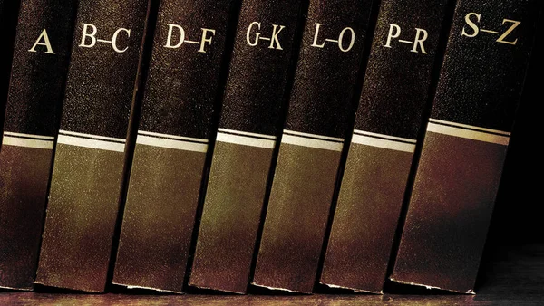 Reihe Alter Lederbücher Einem Regal Mit Alphabet — Stockfoto