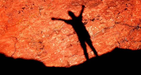 Single Persoon Klimmen Langs Rotsachtige Bergkam Een Pad Schaduw Rode — Stockfoto