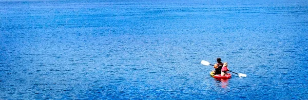 Hombre Kayak Con Perro Mascota Lago Río Océano Desierto Remando —  Fotos de Stock