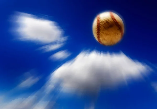 Béisbol Volando Por Aire Con Nubes Cielo Fondo Zoom Acción —  Fotos de Stock