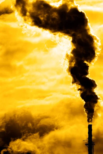 Ρύπανση Που Προκαλείται Από Περιβάλλον Καμινάδας Καπνιστών Εργοστασίων — Φωτογραφία Αρχείου