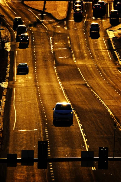 Οδήγηση Στο Δρόμο Στο Sunset Στην Πόλη — Φωτογραφία Αρχείου