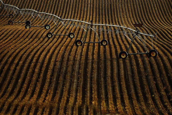 Equipamento Linha Água Irrigação Pivô Solo Rico Fazenda Com Sulcos — Fotografia de Stock