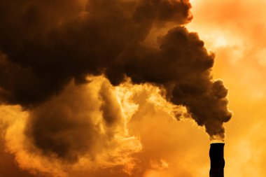 Fabrika dumanından yükselen kirlilik baca çevresi