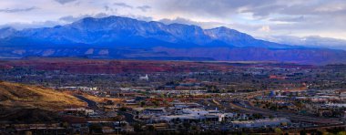 Mormon LDS Tapınağı 'nın kızıl kayaları ve karla kaplı dağlarıyla St. George Utah Vadisi manzarası