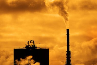 Fabrika dumanından yükselen kirlilik baca çevresi