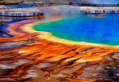 Yellowstone Ulusal Parkı 'nda Büyük Prismatic Baharı turistlerin muhteşem doğal manzarayı izlemesiyle