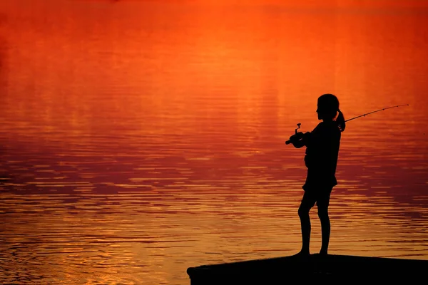 Junges Kind Oder Kind Angelt See Oder Fluss Bei Sonnenuntergang — Stockfoto