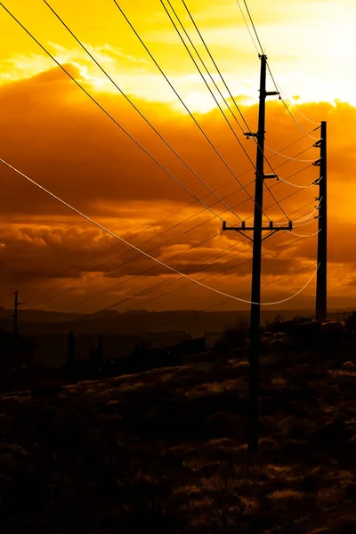 Telefoondraden Elektriciteitsleidingen Met Palen Helling Van Stad — Stockfoto