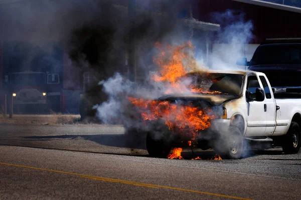 Lkw Brennt Flammen Qualm Auf Fahrbahn Zerstört — Stockfoto