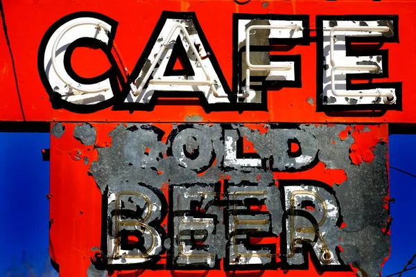 Old Worn Roadsign Cold Beer Vintage Americana Road Roadside Cafe — Stock Photo, Image