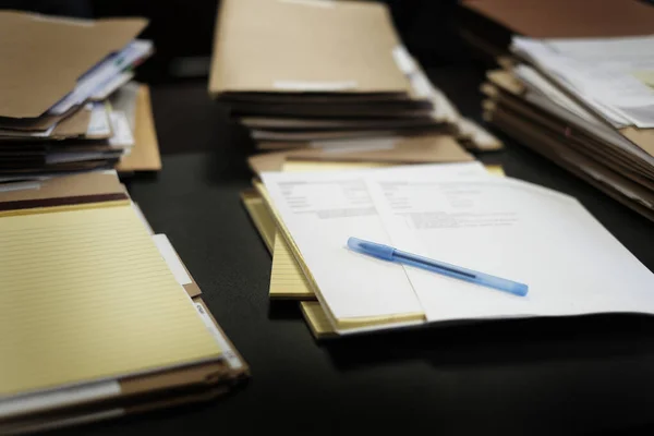 事務机の上の紙とペンで机の上の法的ノートパッド — ストック写真