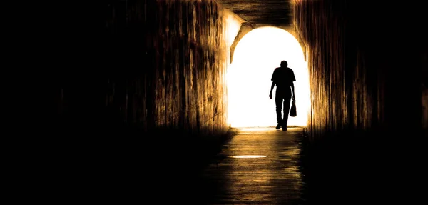 Oude Man Loopt Door Tunnel Sihouetted — Stockfoto