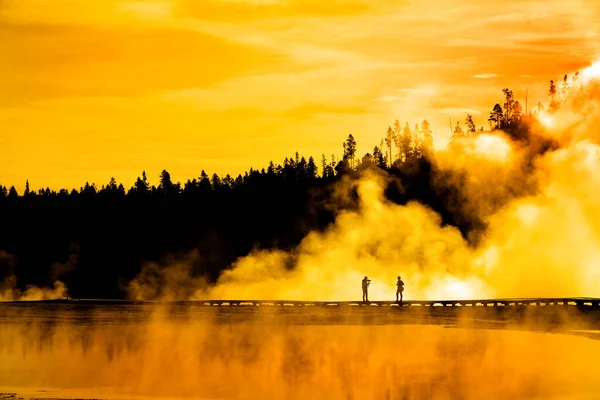 Silhouet Van Mensen Die Stoom Geisers Fotograferen — Stockfoto