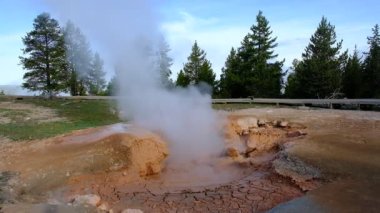 Yellowstone Sıcak Bahar oluşumundan yükselen buhar 