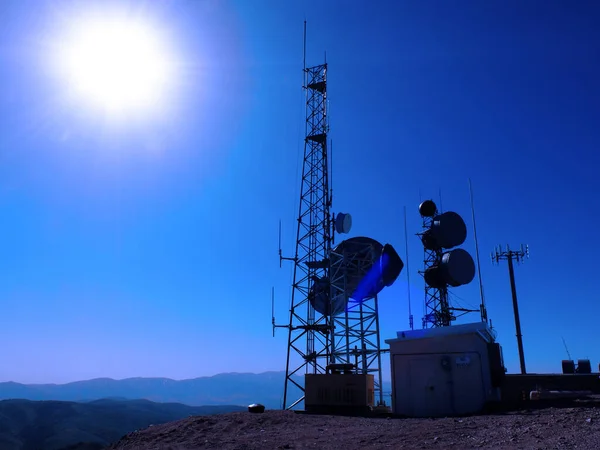 青空と太陽との通信や通信のための電波塔 — ストック写真