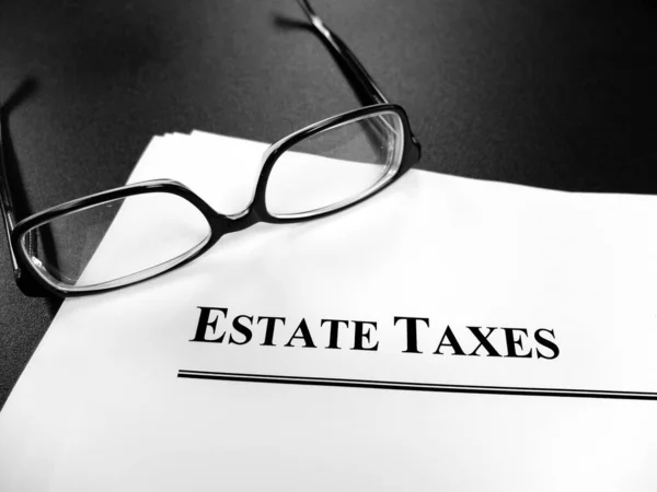 Impostos Sobre Imóveis Documentos Mesa Com Óculos Para Planejamento — Fotografia de Stock