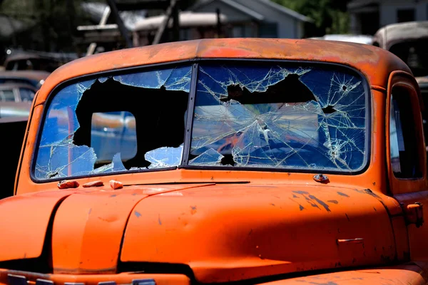 Alte Müllkippe Voller Autowracks Glasscherben — Stockfoto