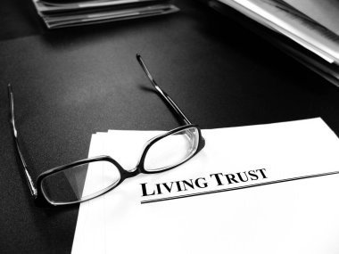 Vasiyetname ve vasiyetname. Mülk Planlama belgeleri masada, gözlüklerle.