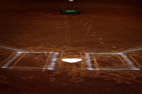 野球のホームプレートは 茶色の粘土質の汚れで打者ボックスチョークライン — ストック写真
