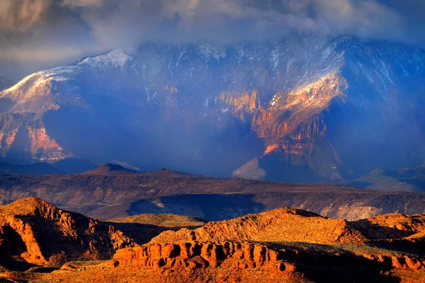 Acantilados Rojos Paisaje Utah Montañas Tormenta Nubes Nieve — Foto de Stock