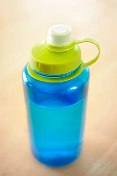 Blue Water Bottle Table Fitness Hydration Fresh Water Quench Thirsd — Stock Photo, Image
