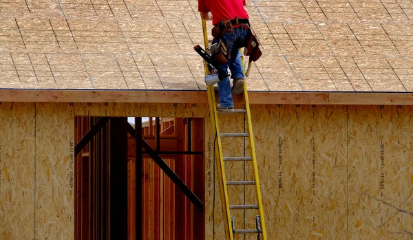 Trabalhador Construção Que Sobe Escada Local Trabalho Casa Ser Construído — Fotografia de Stock