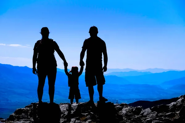 Familj Med Småbarn Bergstopp Siluett Hålla Händerna Tittar Berg — Stockfoto