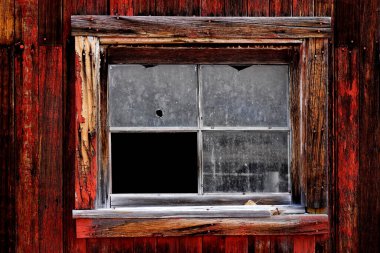 Sonbaharın sonlarında tarladaki eski kırmızı ahır ya da güz esmer çimen aşınmış odun