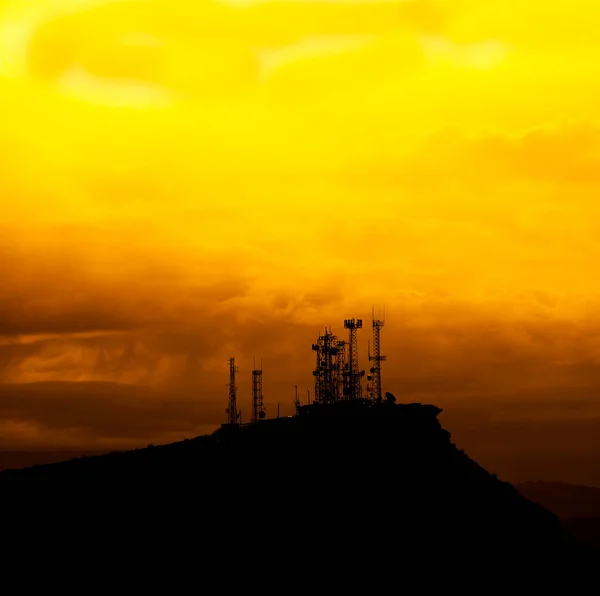 Telsiz Kuleleri Haberleşme Için Dağın Tepesinde — Stok fotoğraf