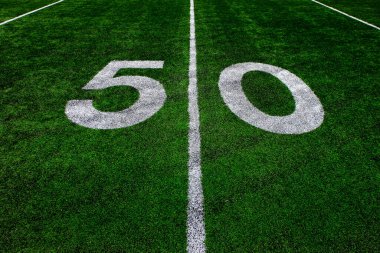 Futbol sahası yeşil çimen beyaz tabelalar gol müsabakası için