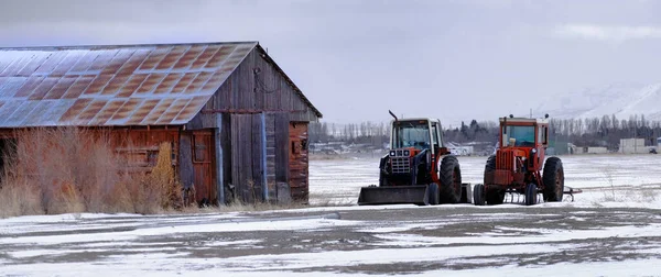 Tractors Farm Old Barn Building Farming Equipment — Stock Photo, Image