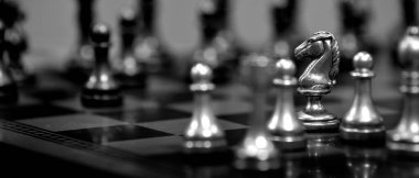 Oyun ve strateji oynamak için satranç tahtasındaki parçalar