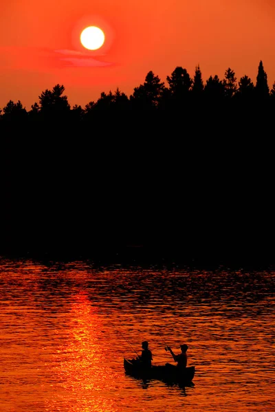 Duas Pessoas Canoa Pesca Lago Rio Pôr Sol Nascer Sol — Fotografia de Stock