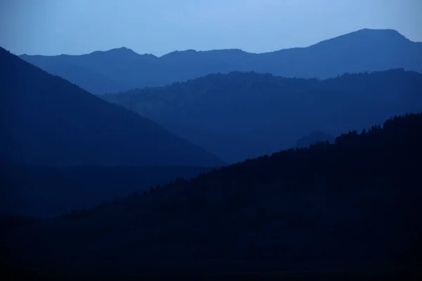 荒野中的山脉 远离浓烟或薄雾 — 图库照片