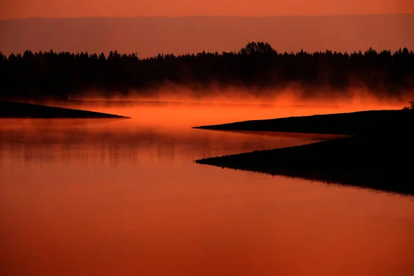 Matin Brumeux Sur Lac Avec Vapeur Levant Lumière Soleil Eau — Photo