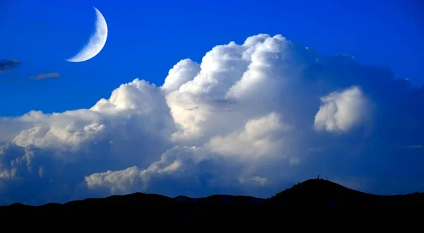 Βουνά Sky Billowy Λευκό Κεραυνούς Σύννεφα Και Μισοφέγγαρο Στην Έρημο — Φωτογραφία Αρχείου