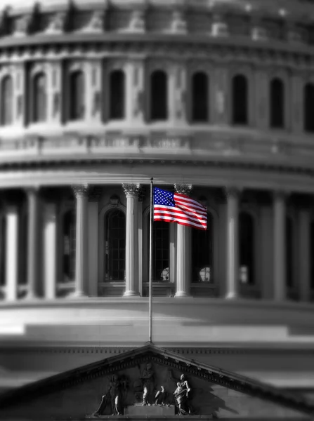 Whashington Deki Birleşik Devletler Kongre Binası Flag Seçici Odak Bulanıklığı — Stok fotoğraf
