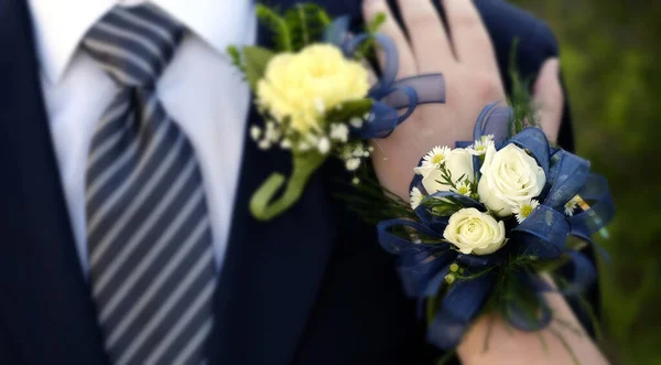 Hands Date Prom Night Flowers Corsage Formal Wear Hand Shoulder — Stock fotografie