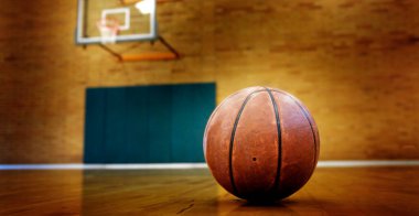 Rekabet ve spor basketbol sahasında topu