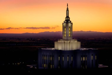 Pocatello Idaho LDS Mormon Son Gün Aziz Tapınağı Gün batımında Angel Moroni